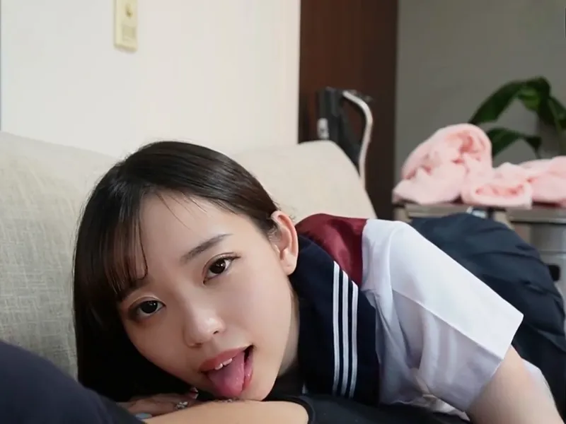 Nữ học sinh ngây thơ bị tên ba cóc chọc chim giả vào lồn
